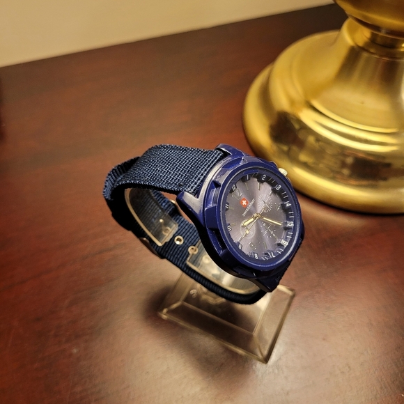 Brand New Navy Blue Swiss Army watch - Picture 3 of 3